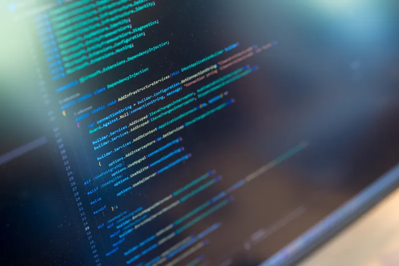 Missing agent logs in Azure DevOps Container App Jobs Close-up van een computerscherm met C#-broncode voor dependency injection en databaseconfiguratie in een donkere code-editor.